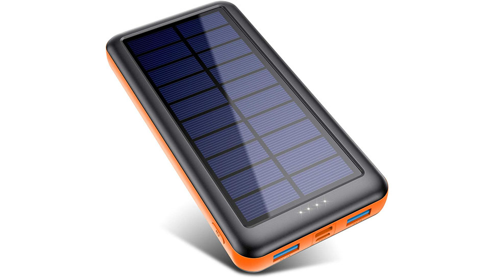 En svart, blå och orange Pxwaxpy Solar Power Bank 26 800 mAh visas upp mot en vit bakgrund.