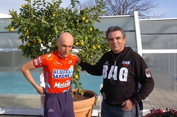 Stefano Garzelli and DS Gini ... Garzelli adjusting new team gear