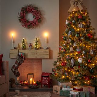 Living room with traditional decorated Christmas tree, wreath and presents