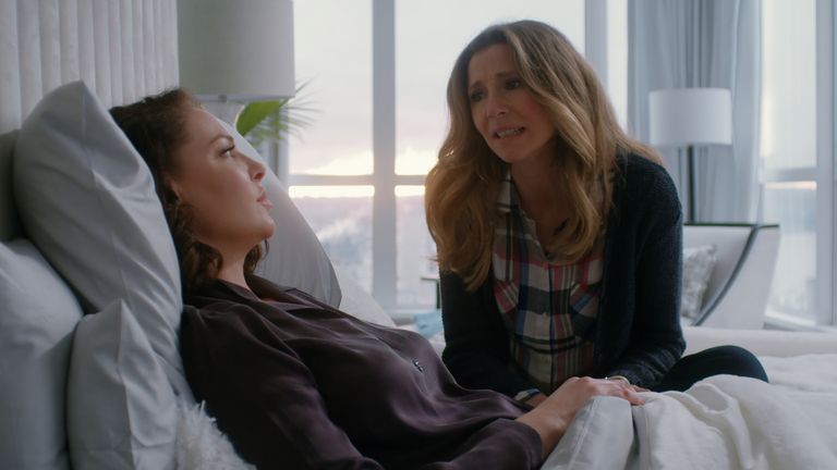 FIREFLY LANE (L to R) KATHERINE HEIGL as TULLY and SARAH CHALKE as KATE in episode 107 of FIREFLY LANE. Cr. COURTESY OF NETFLIX © 2020