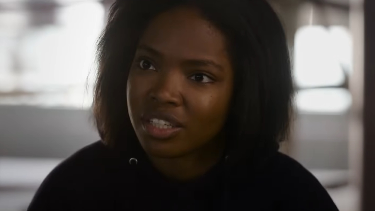 Ryan Destiny parece enojado en el fuego interior.