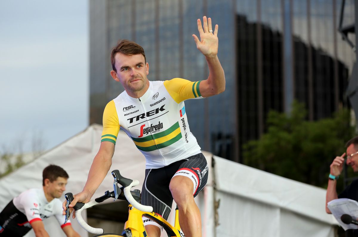 Jack Bobridge waves to the crowd