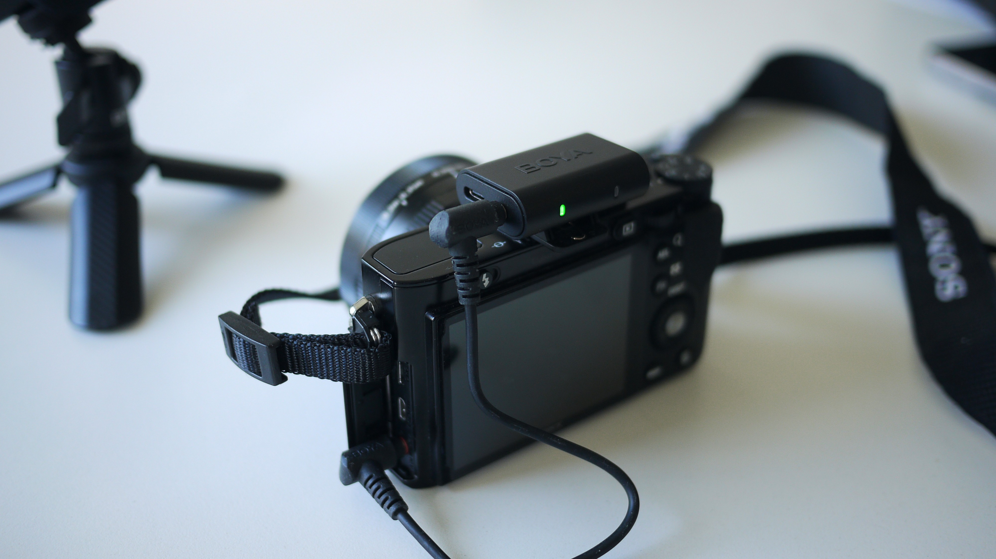 Boya Magic-kameraadapter monteret p&amp;aring; et kamera.