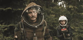 (L to R) Pedro Pascal as Ezra and Sophie Thatcher as Cee in space suits in Prospect