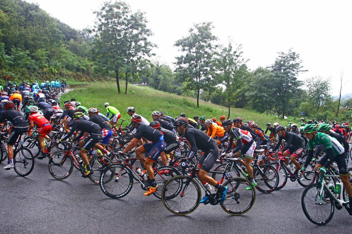 The peloton during a wet Coppa Agostoni
