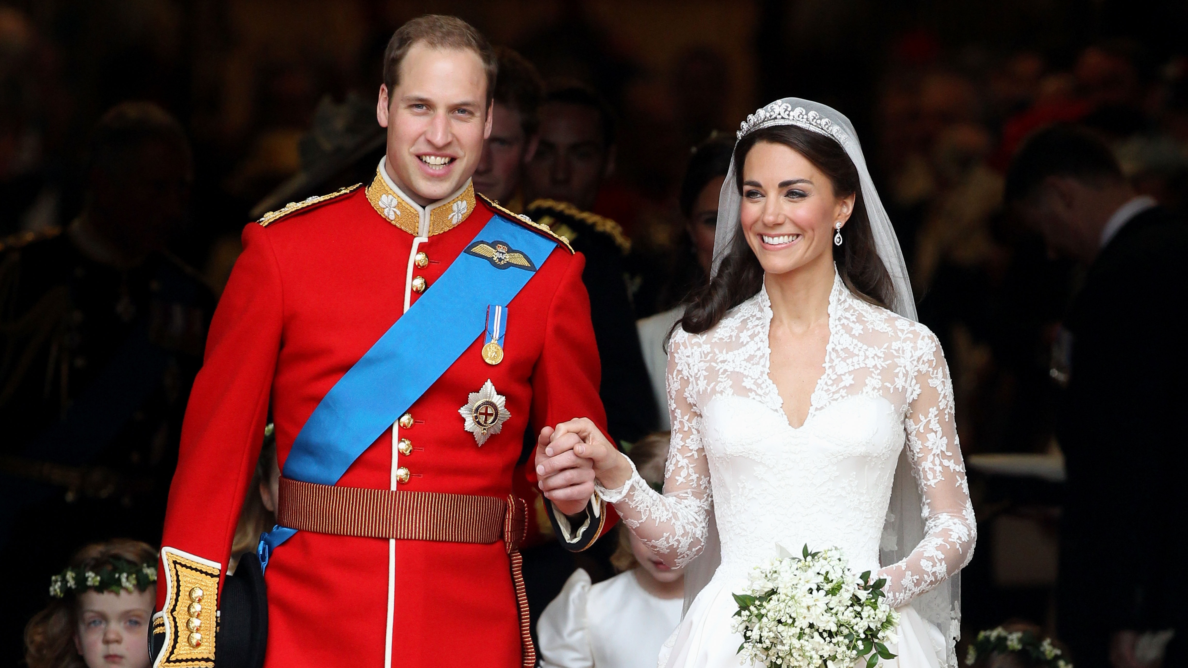 Princ William a Catherine, princezna z Walesu se usmívají, když opouštějí Westminsterské opatství v den jejich svatby v roce 2011