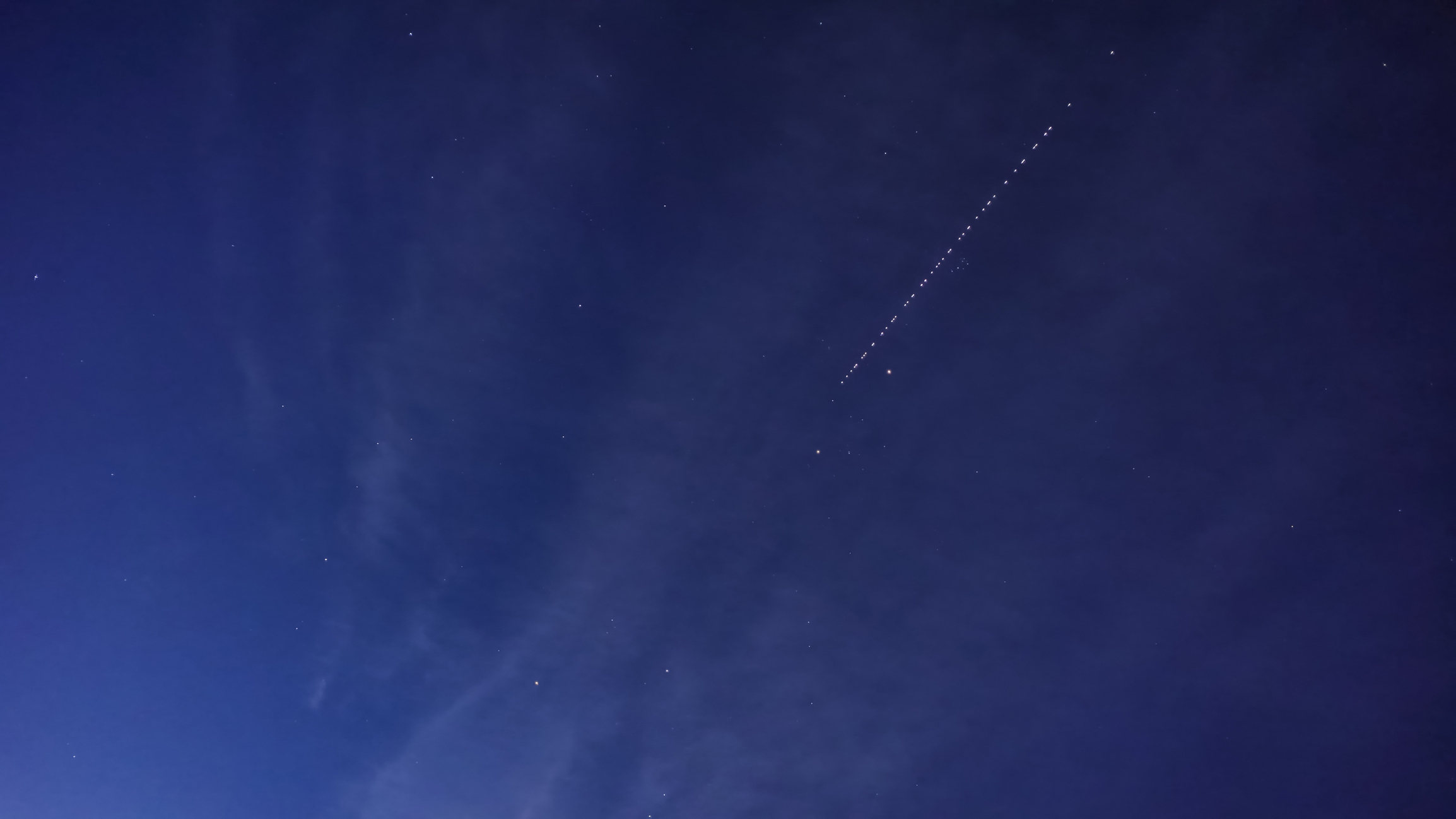 La ISS puede ser más visible en el cielo nocturno durante todo mayo.  He aquí cómo verlo