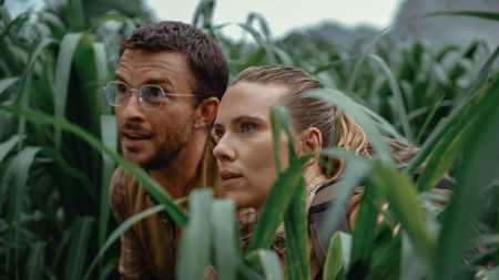 Jonathan Bailey and Scarlett Johansson in Jurassic World Rebirth