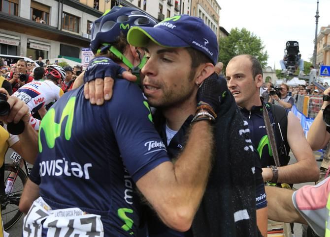 A congratulatory hug for Giovanni Visconti (Movistar)