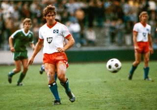 Mark McGhee playing for Hamburg, 1984