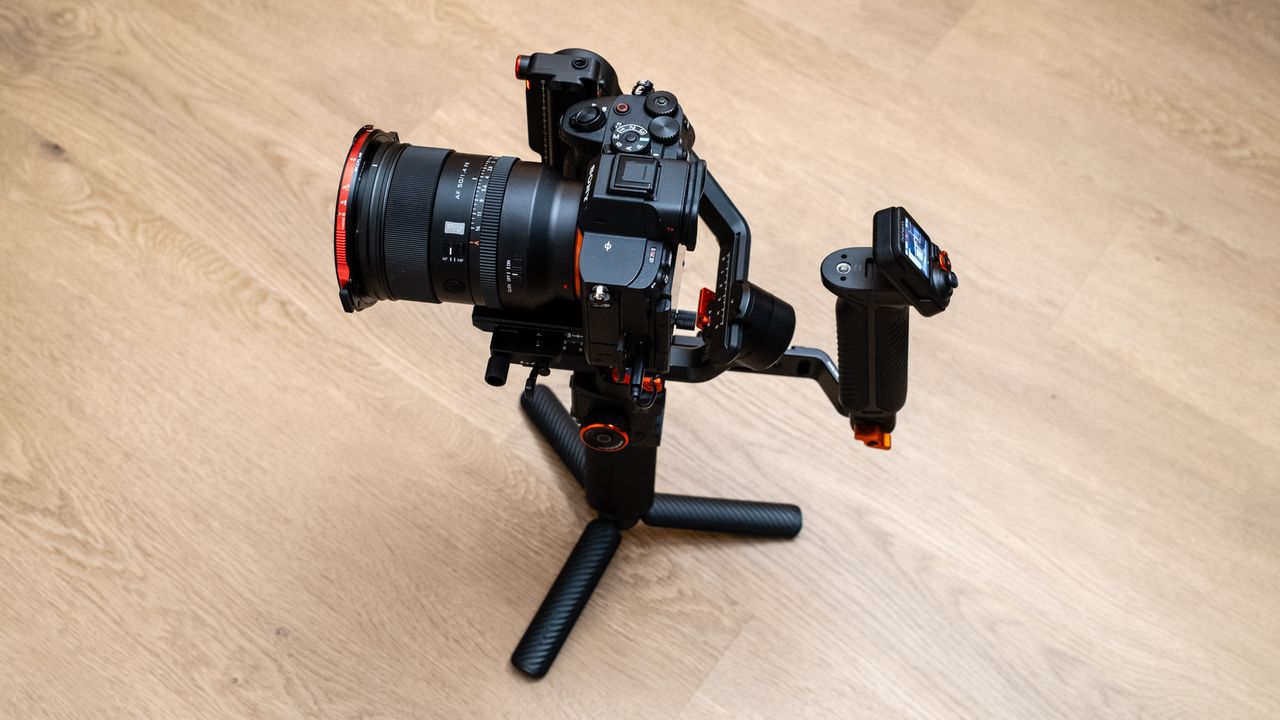 Hohem iSteady MT3 Pro side view with a camera attached