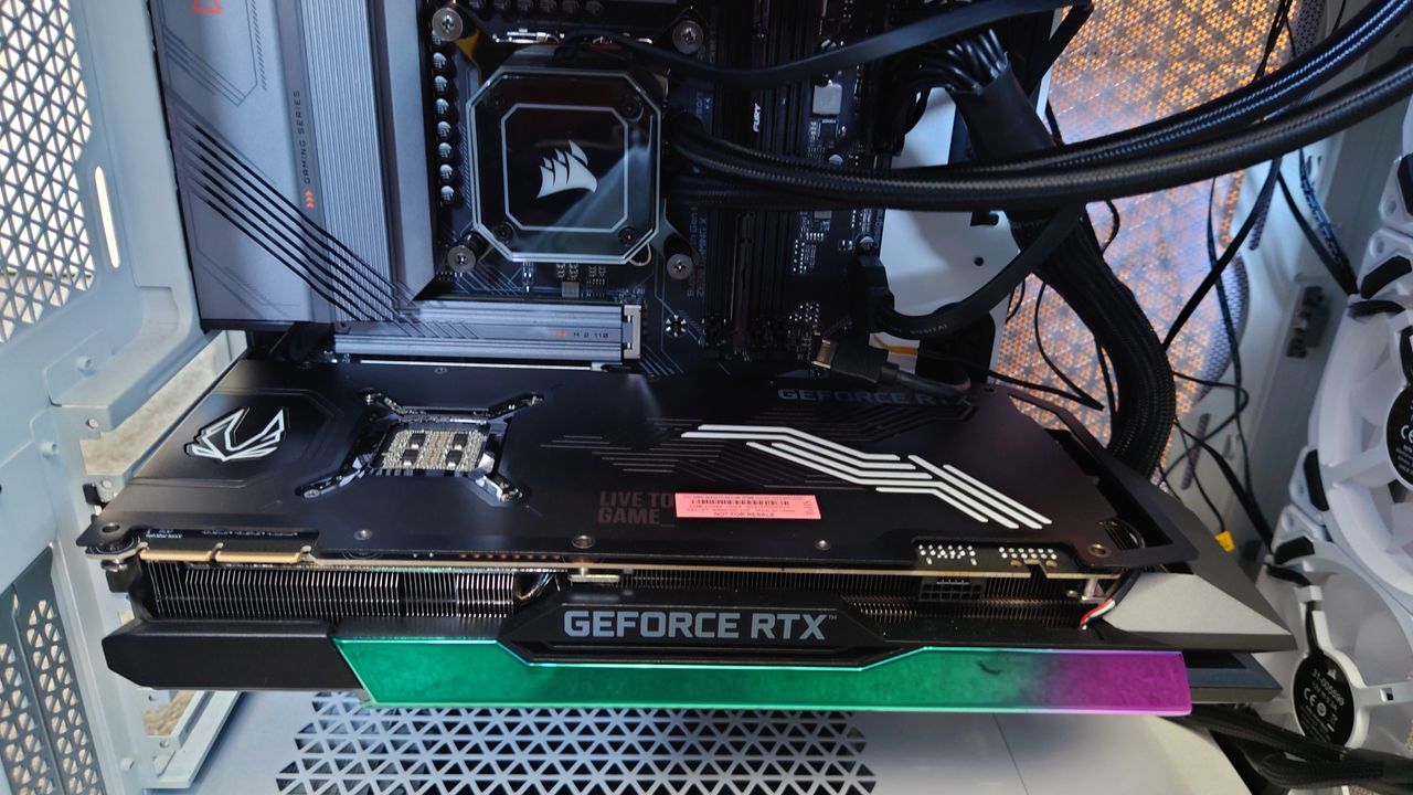 Inserting the graphics card into the PCIe X16 slot