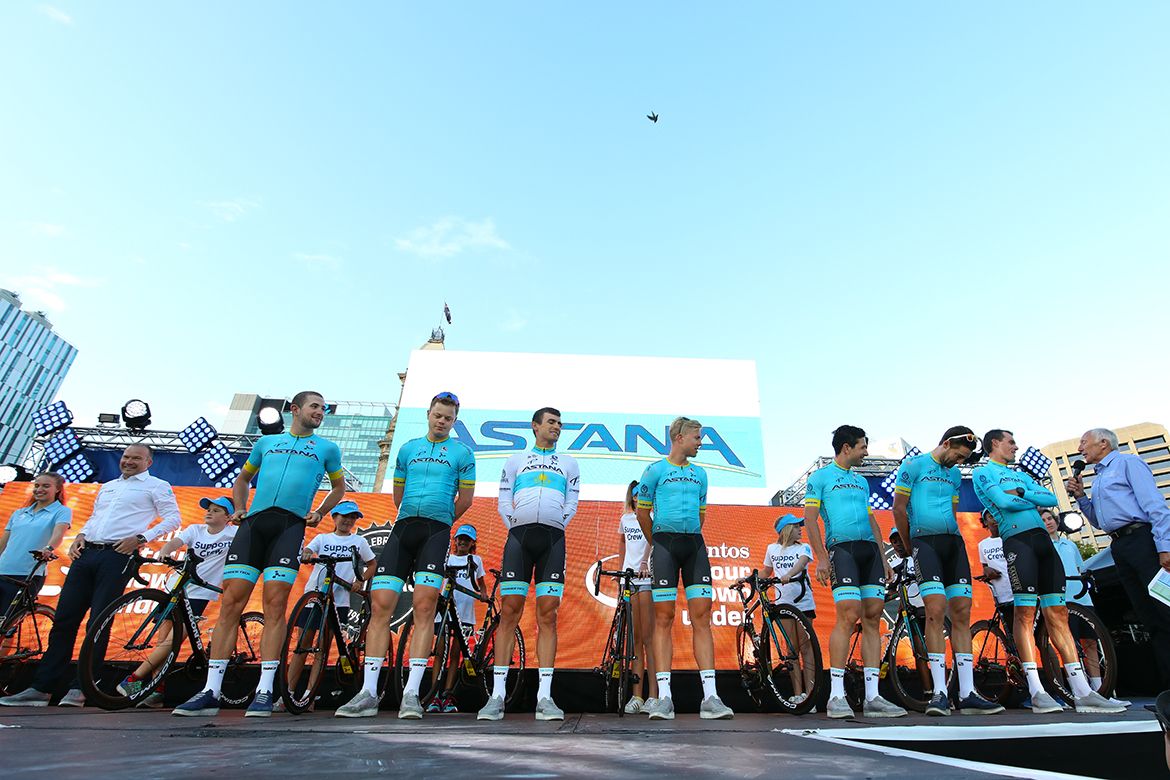 Phil Ligget quizzes Astana's Luis Leon Sanchez.