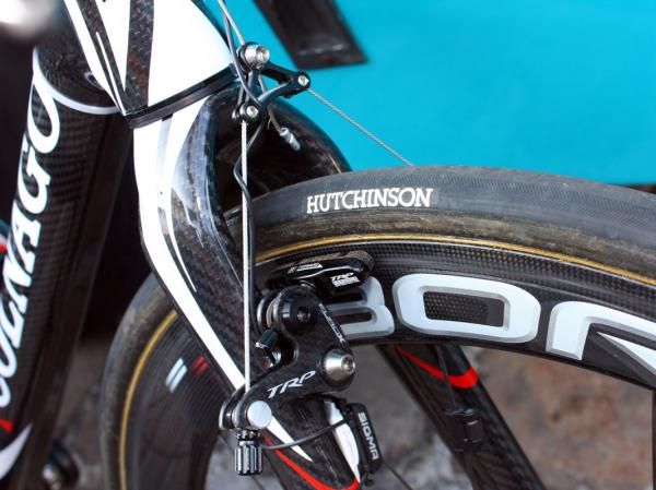 Massive tire clearance on this BBox-Bouygues Telecom Colnago Cross Prestige.
