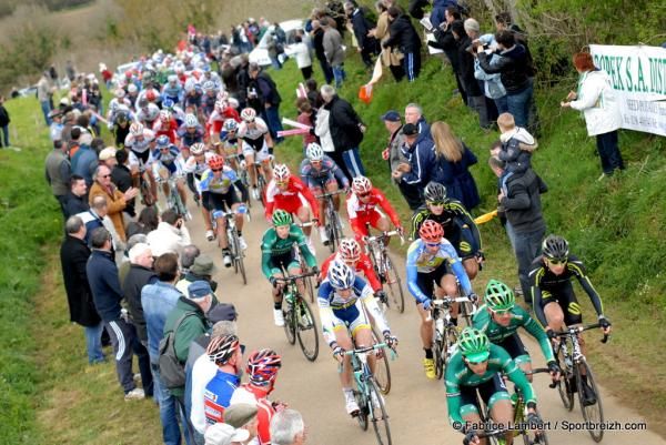 The peloton climbs the Mur de Laz