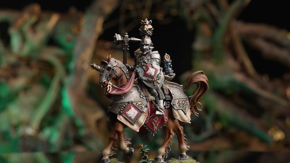 A knight from the Cities of Sigmar marches to war