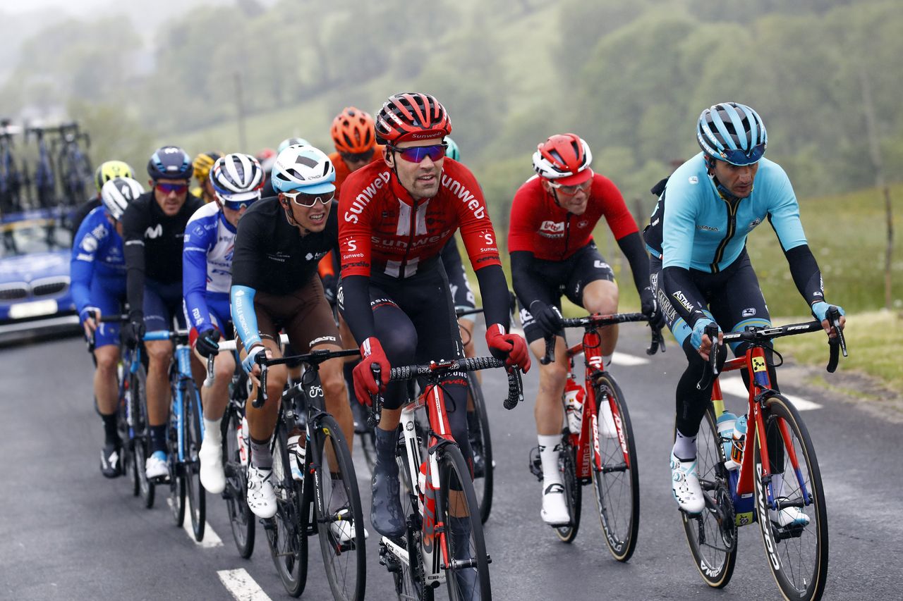 Tom Dumoulin works in the breakaway