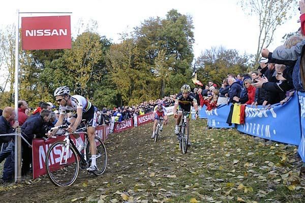 Sven Nys (Landbouwkrediet Tonissteiner) follows Niels Albert (BKCP Powerplus)