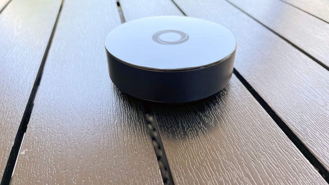 Homey Pro med ethernet-adapter p&aring; bord p&aring; bord