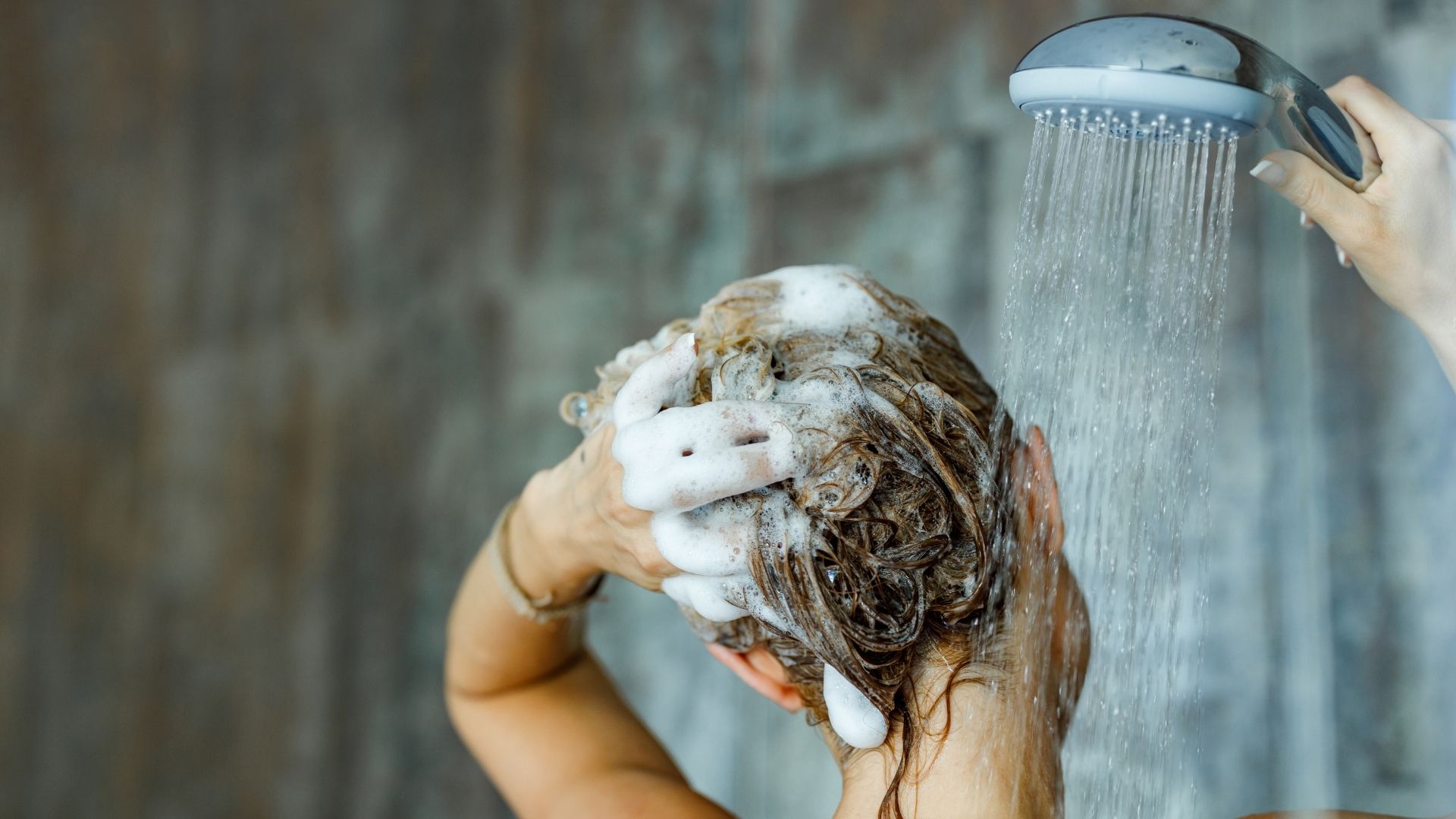 How to wash your hair, according to the experts | GoodTo