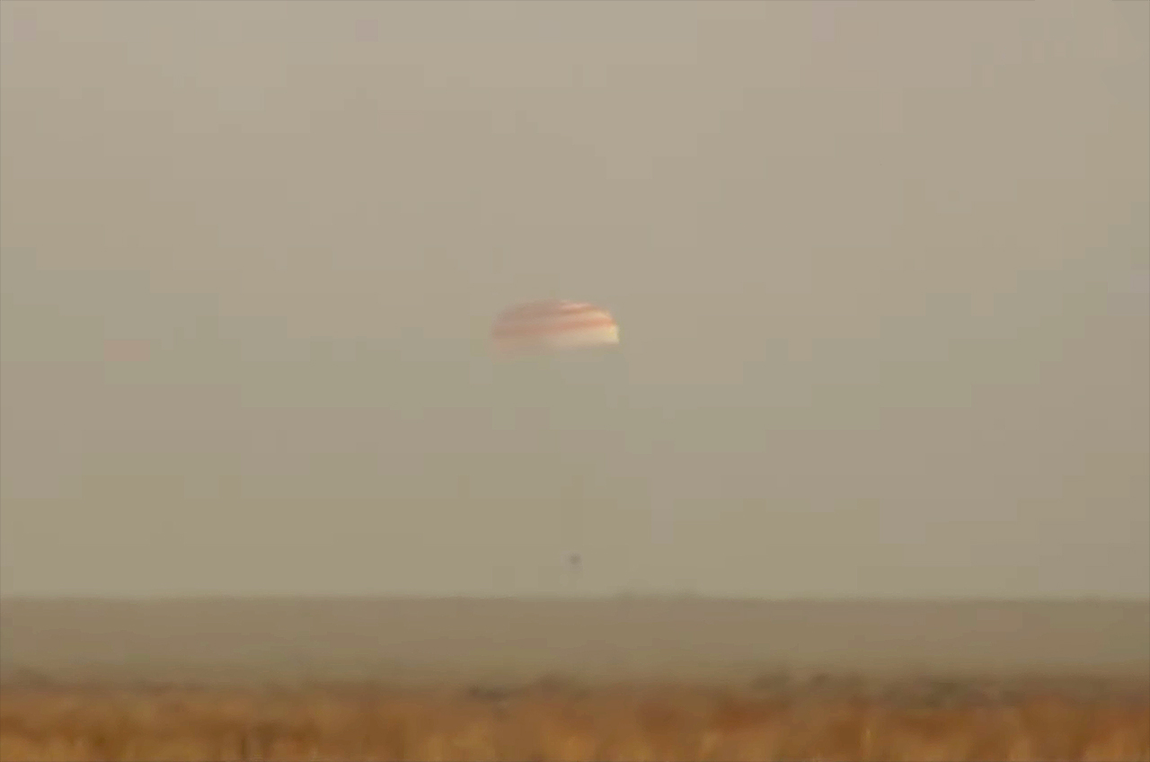Record-setting NASA astronaut lands with Russian crewmates after 1 year on space station