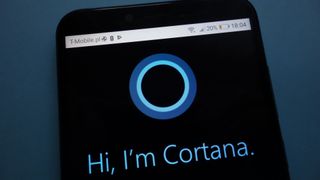 un teléfono con las palabras "Hola, soy Cortana" en la pantalla