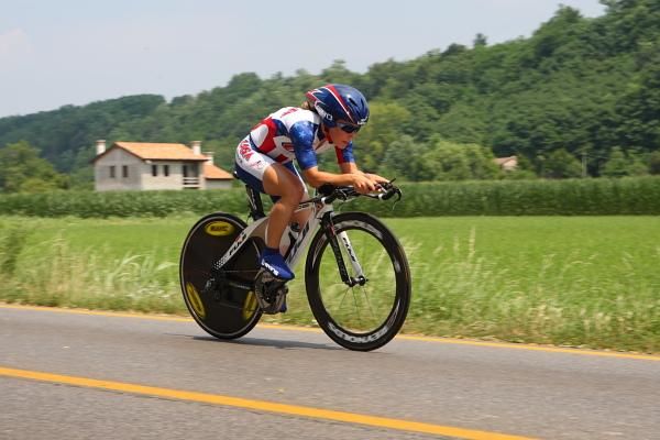 Shelley Evans (United States) powered to sixth, 43 seconds behind.
