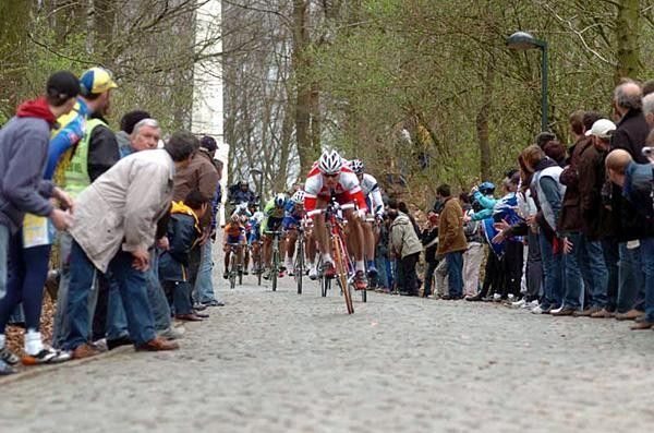 Thor Hushovd (Credit Agricole) gets ready for that cobbled corner