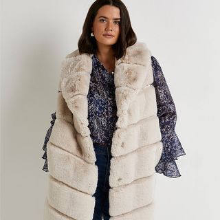 model showing how to style a gilet that is faux fur