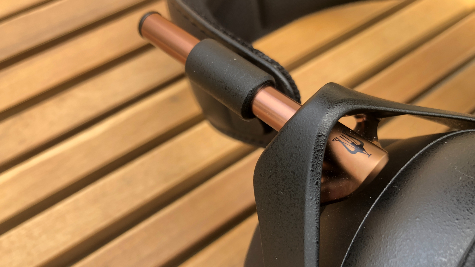 Details of the Meze Audio Liric headband on the outdoor table