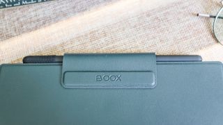 The sleepcover of the Onyx Boox Tab Mini C holding the stylus