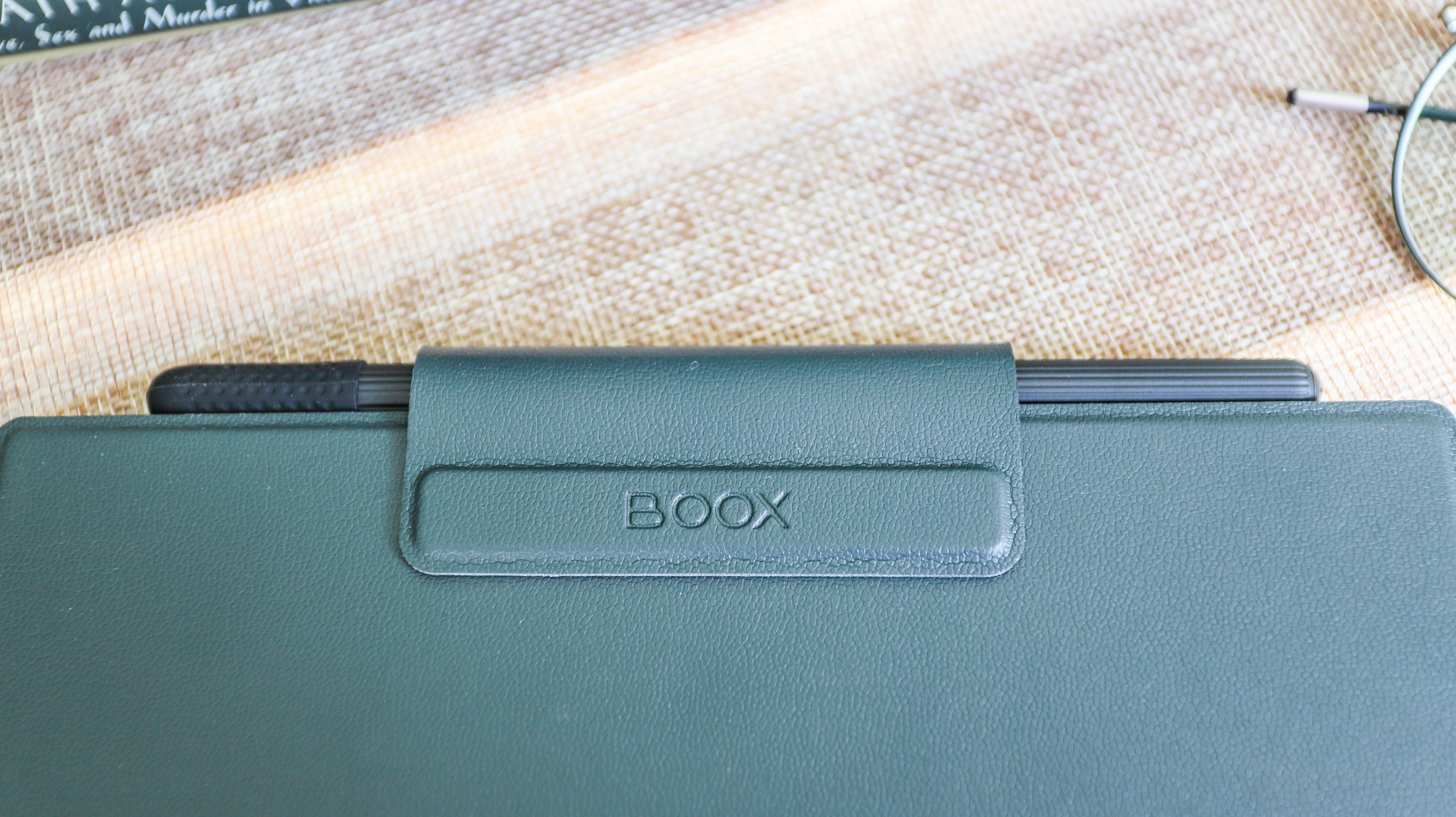 The sleepcover of the Onyx Boox Tab Mini C holding the stylus