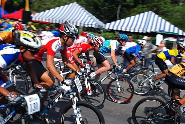 The start of the elite men's cross country race.