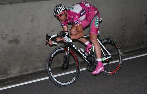Alessandro Petacchi (LPR Brakes-Farnese Vini) in the maglia ciclamino.