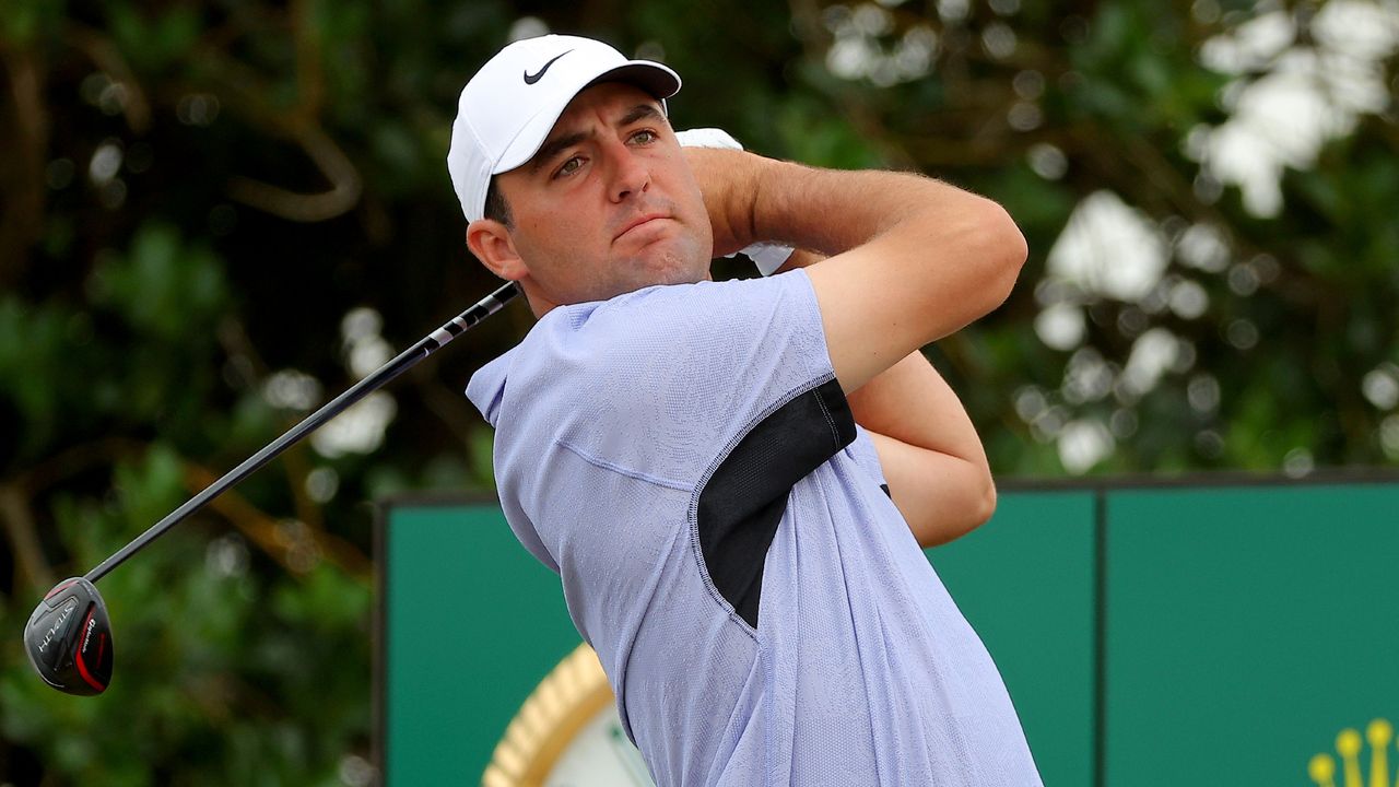 Scottie Scheffler takes a shot during the 2022 Open Championship at St Andrews