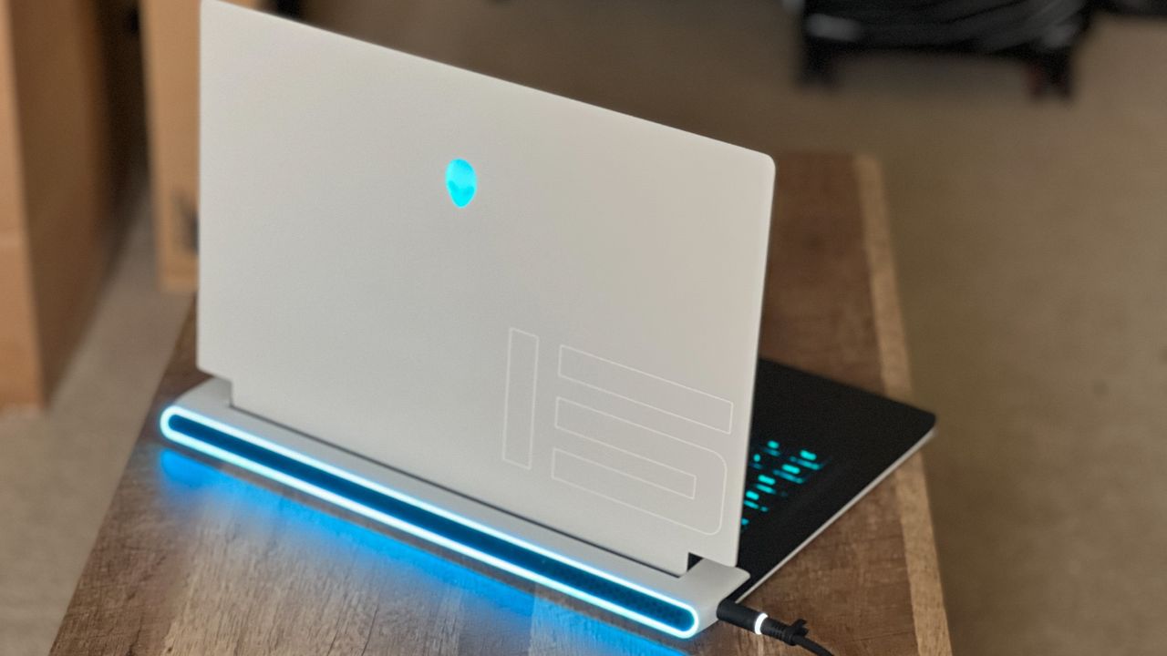 Alienware x15 R2 back