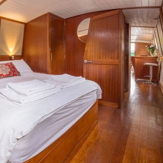 cambridge bedroom with wooden floor