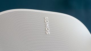 Lähikuvassa Sonos Era 300 -kaiuttimen Sonos-logo