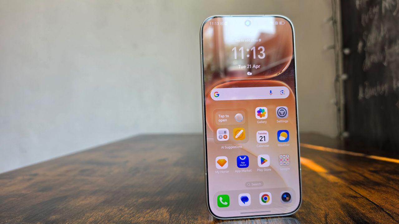 The Honor 600 on a desk