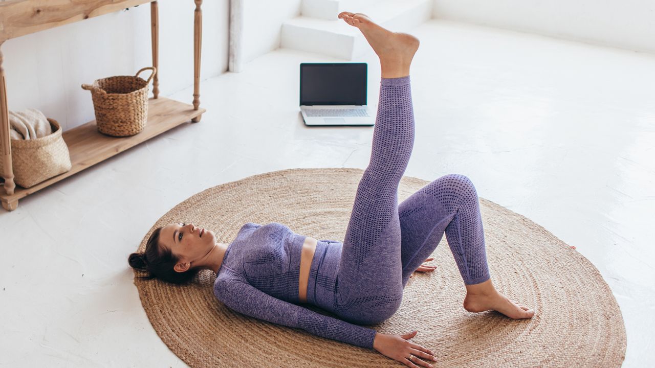 Woman doing a single leg lift on the floor