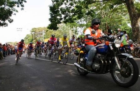 A classic motorcycle leads the way during the start of the stage 4 in El Canton.