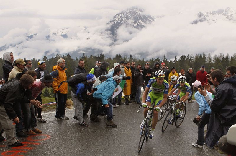 Ivan Basso leads Michele Scarponi and Vincenzo Nibali up the Mortirolo