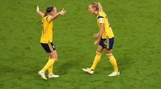 英格兰，利——7月22日:2022年7月22日，在英格兰利的利体育村举行的2022年欧洲杯女子四分之一决赛中，瑞典和比利时的比赛取得胜利，娜塔莉·比约恩和瑞典的科索沃阿斯拉尼一起庆祝胜利。
