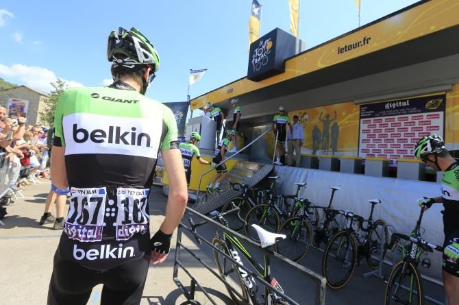 Laurens ten Dam (Belkin) heads for the sign on board