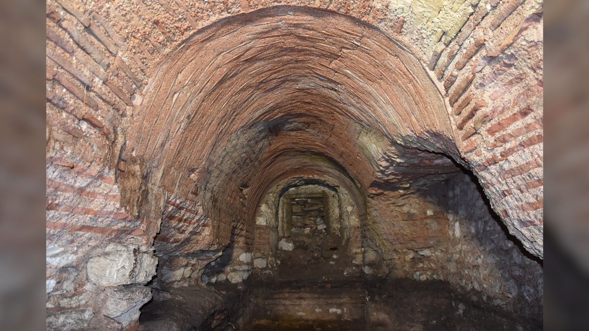Versteckter Tunnel und Räume unter einer 1.500 Jahre alten Kirche in Istanbul freigelegt