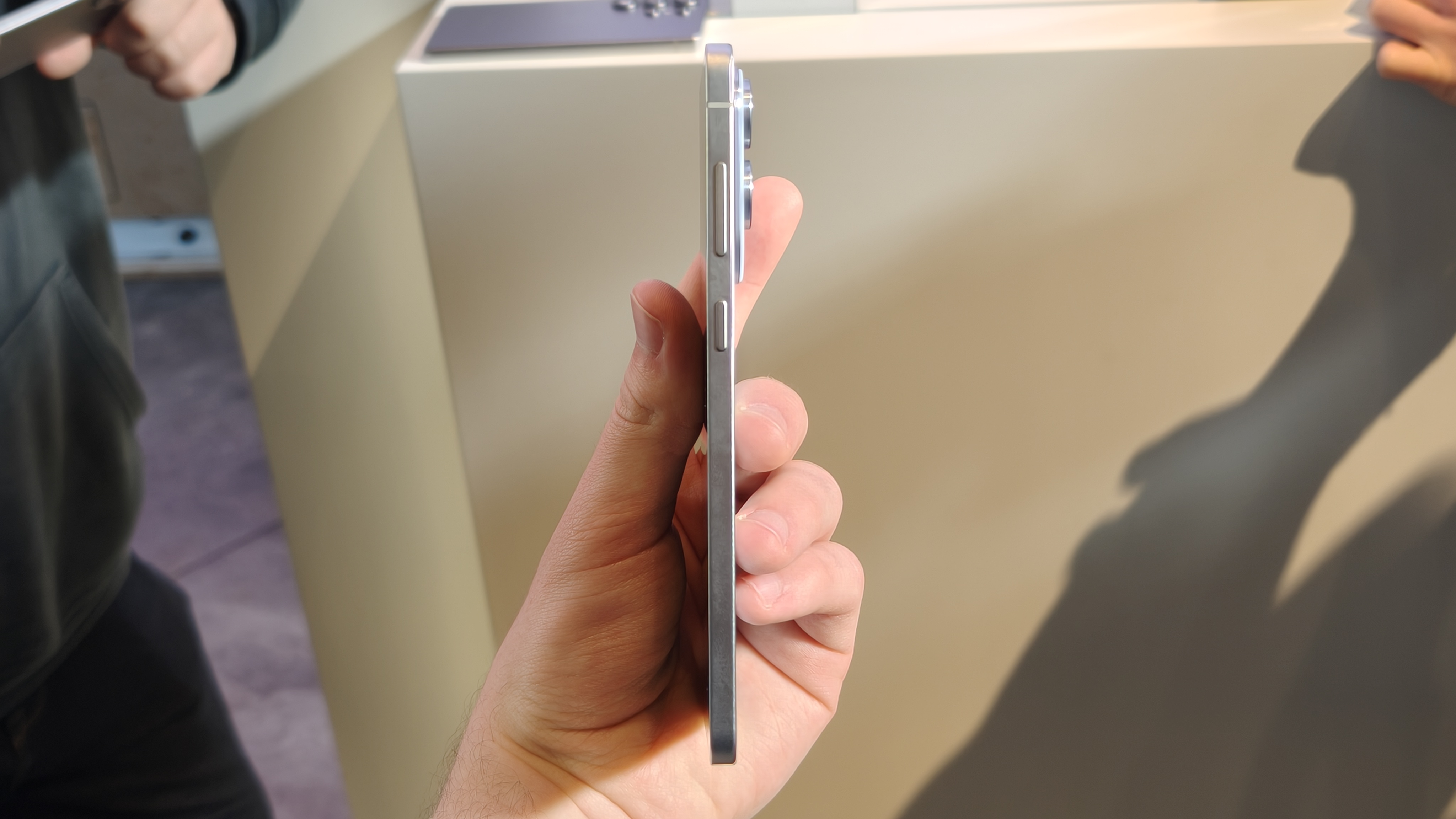 The Samsung Galaxy S25 Edge in the hand