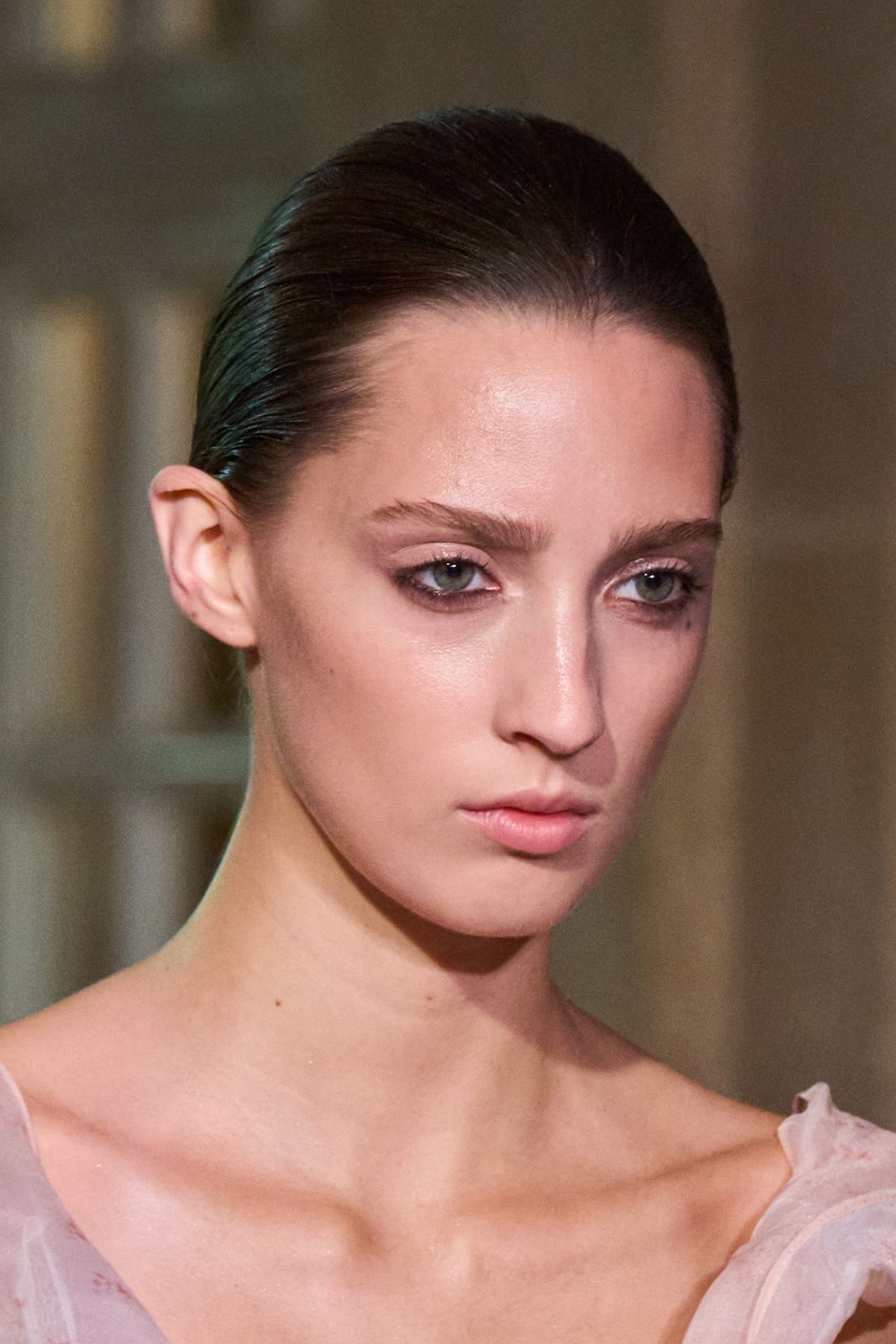 A model at the SS26 Victoria Beckham show in Paris wearing a brown eye makeup look