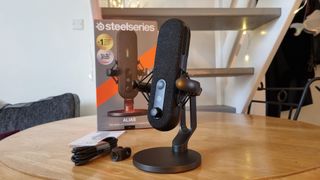 SteelSeries Alias microphone and box