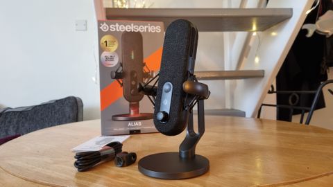 SteelSeries Alias microphone and box