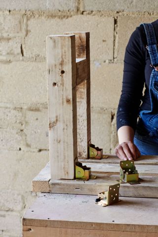 how to make a pallet bench: folding systems in place